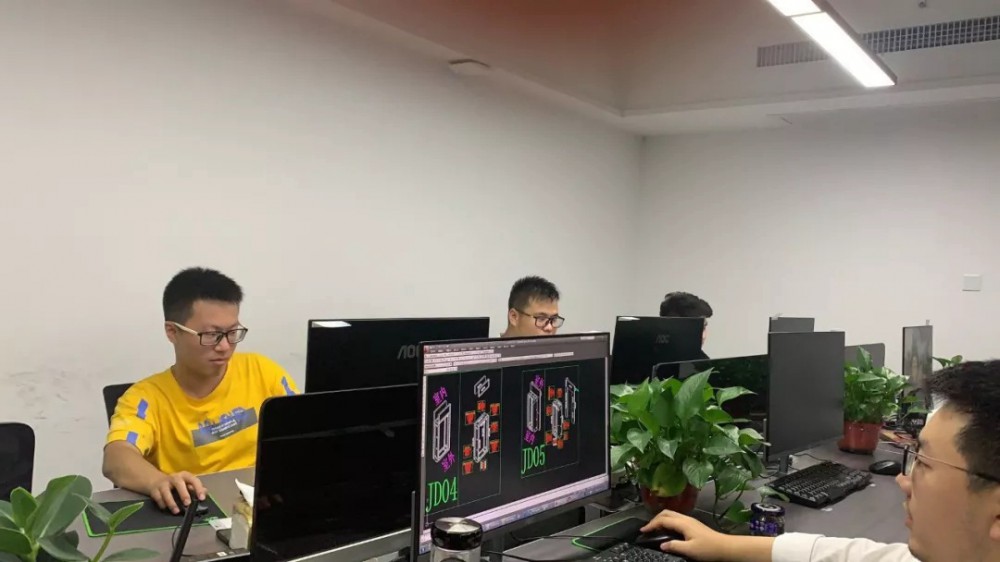 向奋战在一线加班加点的同事们致敬！