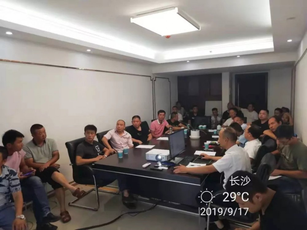 鑫政建设组织劳务负责人进行“五控标准”培训