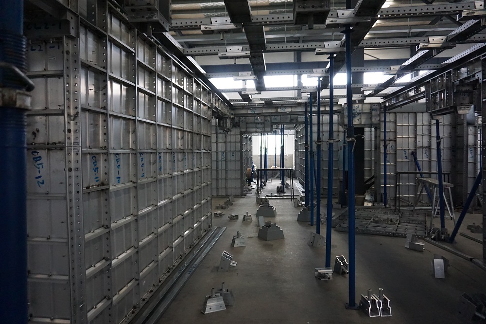 在铝模板施工中，只需要一套模板周转